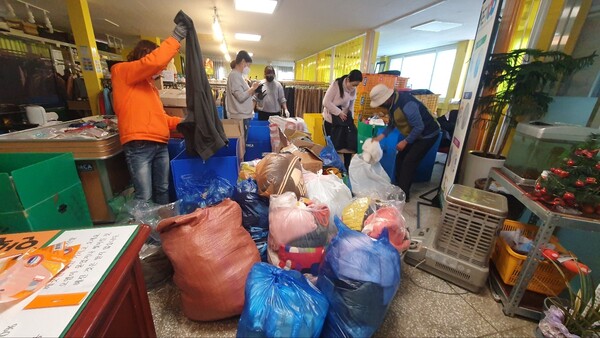 서산시민들이 보내온 튀르키예·시리아 구호물품을 정리하고 있다. 