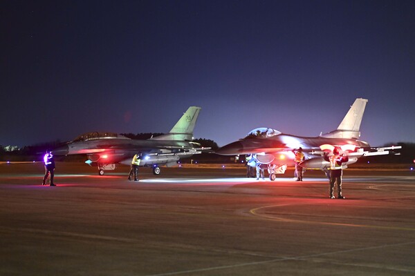 KF-16 전투기가 야간 이륙을 준비하는 모습