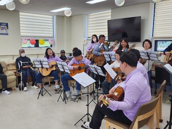 서산시장애인가족지원센터 ‘음악어울림’은 5월 8일 어버이날을 맞아 우리들주야간노인복지센터를 방문해 재능봉사활동을 가졌다.