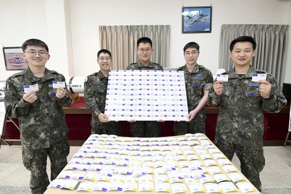 20전비 장비정비대대 장병들이 한국백혈병어린이재단에 헌혈증을 기부하기 전 기념사진을 찍고 있다.