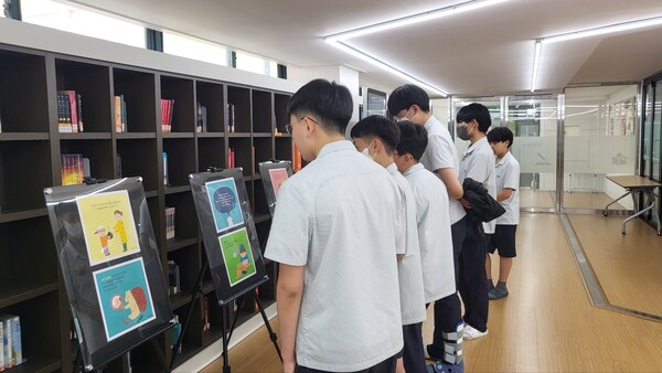 서산중, 2023학년도 솔빛도서관 청소년 도서 원화 전시