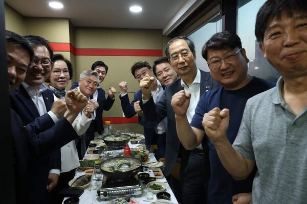 지난주 금요일 23일 성일종 국회의원이 한덕수 총리와 함께 수산시장을 찾아 원내지도부, TF의원들과 함께 횟집에서 저녁식사를 했다.