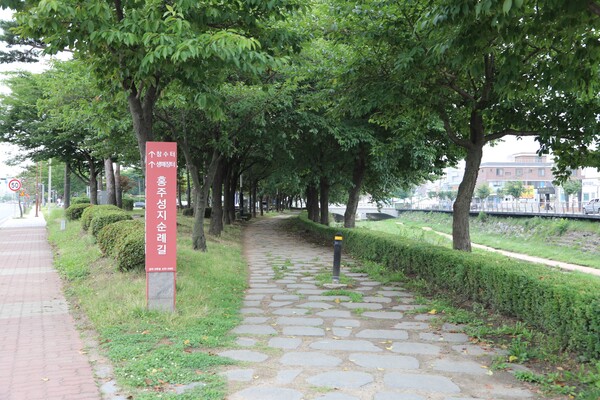 생매장터인 홍성천변으로 십자가의 길이 조성되어 있다.