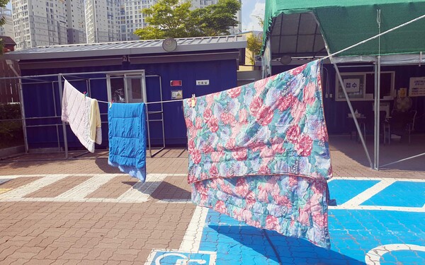 지난 6일 서산시 보건소에서 이동 세탁 차량을 후원받아 어르신 섬김 빨래터를 운영하는 모습