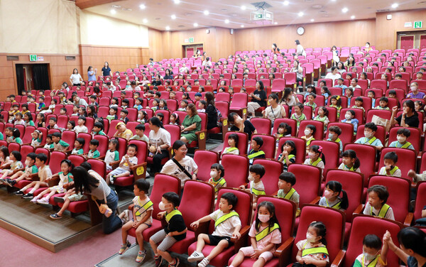 지난 12일부터 13일까지 서산시문화회관에서 열린 어린이 인형극 모습