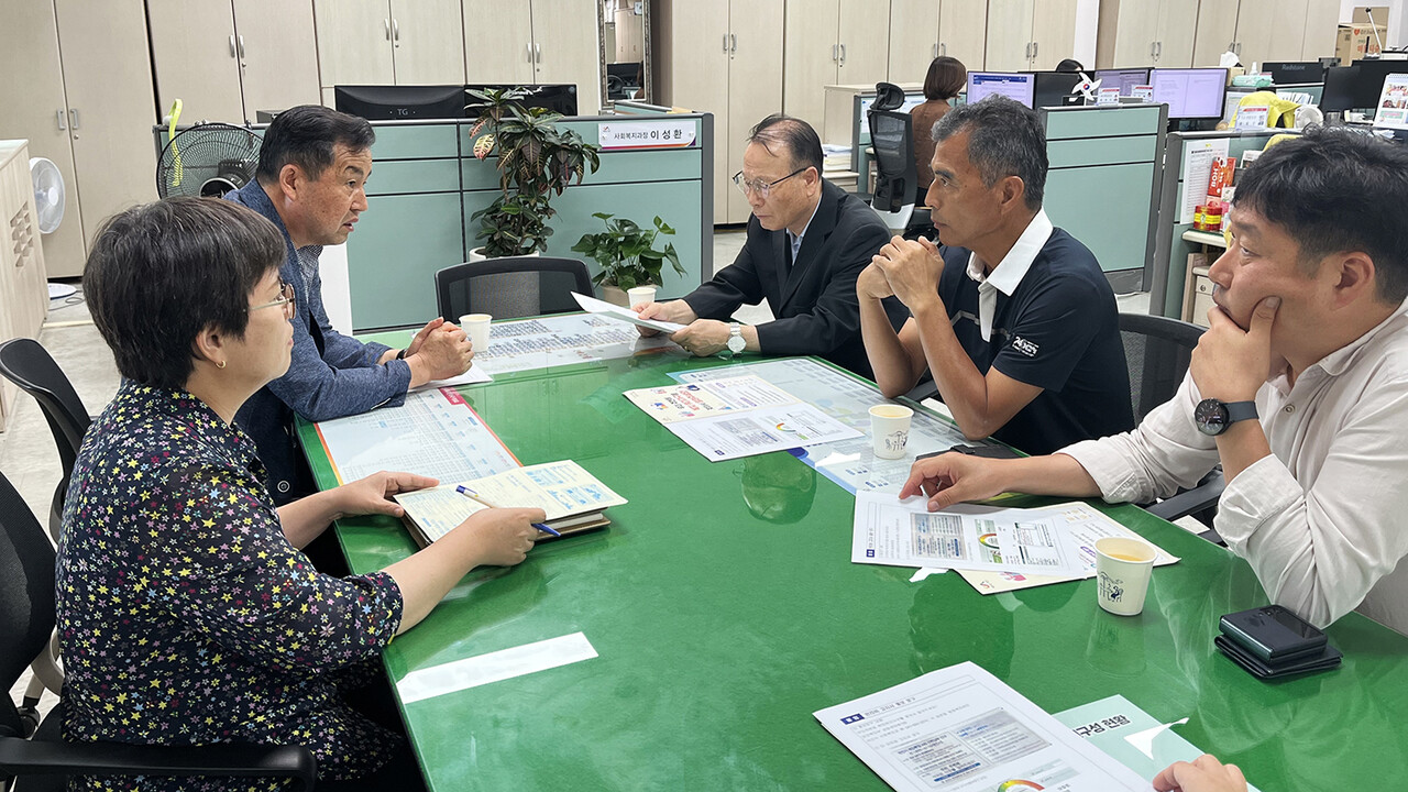지난 8월 28일 서산시청 사회복지과에서 관련 공무원들과 서산시아파트연합회 임원들이 협의하는 모습
