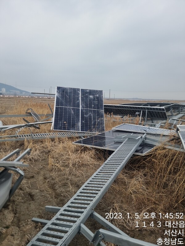 작년 12월 22일경 강풍에 서산 대산읍 인근에서 건설 중이던 수상 태양광 시설이 심하게 파손됐다. 