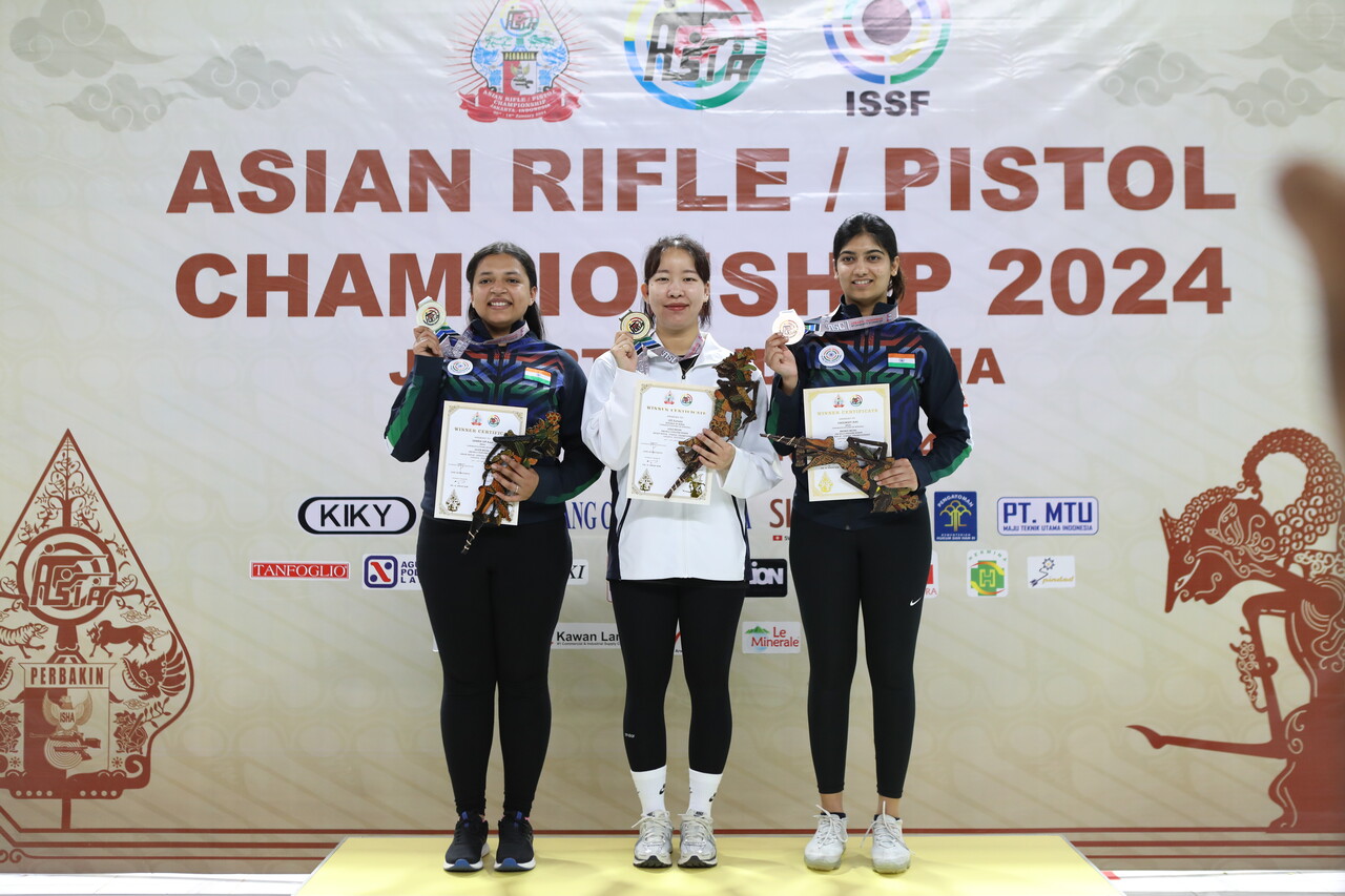 13일 자카르타 아시아사격선수권대회에서 획득한 메달을 들고 기념사진을 찍는 모습(가운데 이은서 선수)