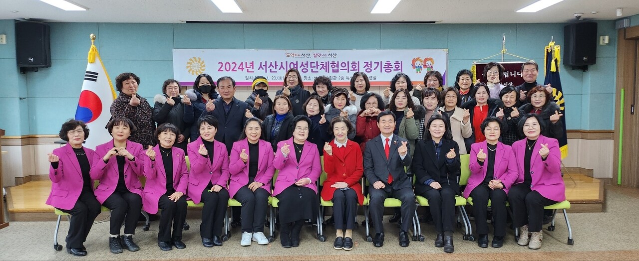 서산시의회 안원기 의원(가운데)이 지난 23일 서산시여성단체협의회로부터 감사패를 받고 회원들과 단체 사진을 촬영하고 있다(앞줄 오른쪽 네 번째, 안원기 의원)