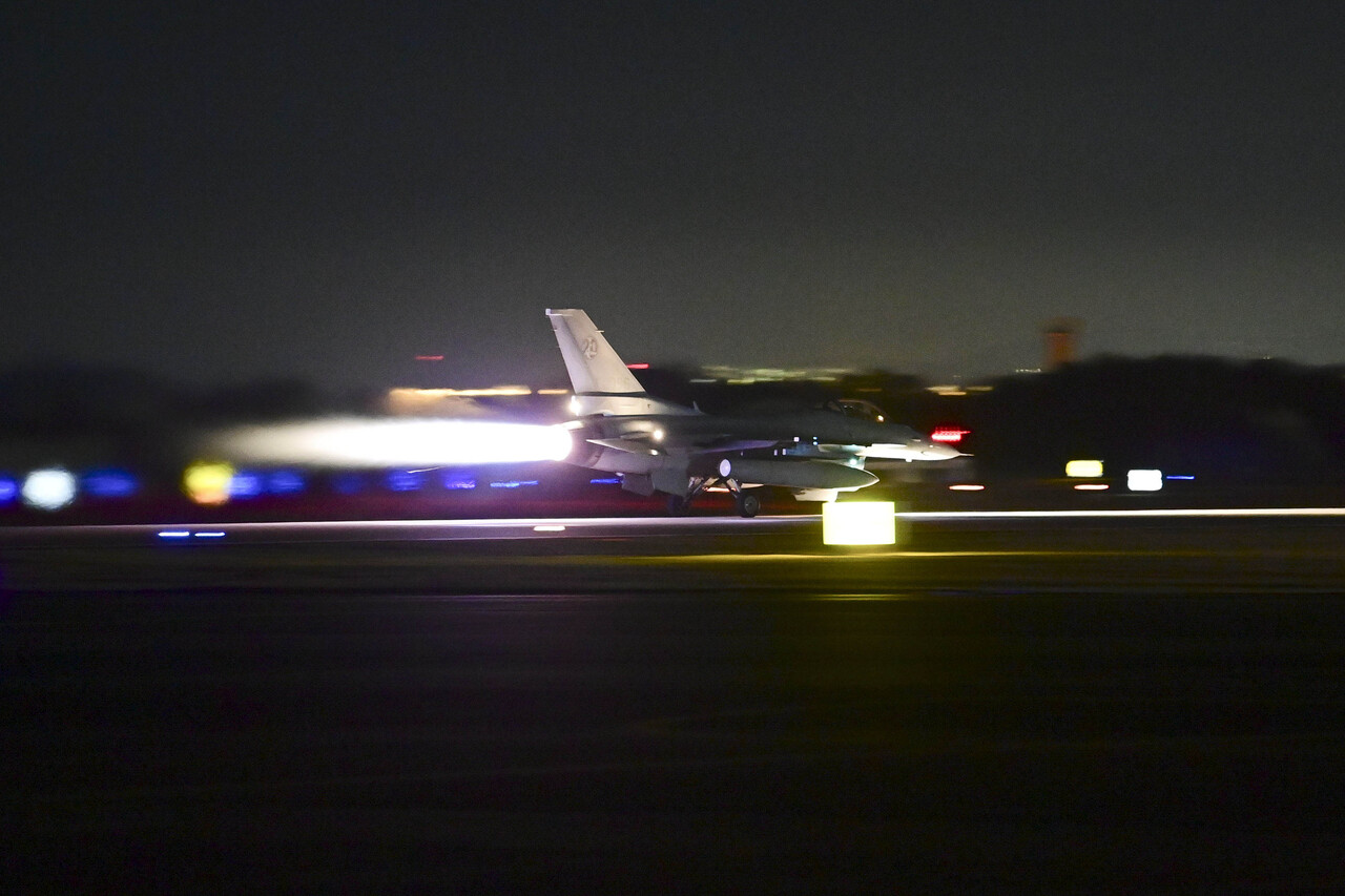 20전비 KF-16 전투기가 야간에 이륙하고 있다
